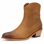 Bottines cowboy femme camel à bout nuancé élégantes sur un fond neutre