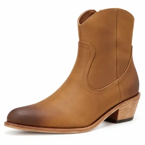Bottines cowboy femme camel à bout nuancé élégantes sur un fond neutre