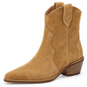 Bottines cowboy femme camel veloutées avec découpes sobres en gros plan