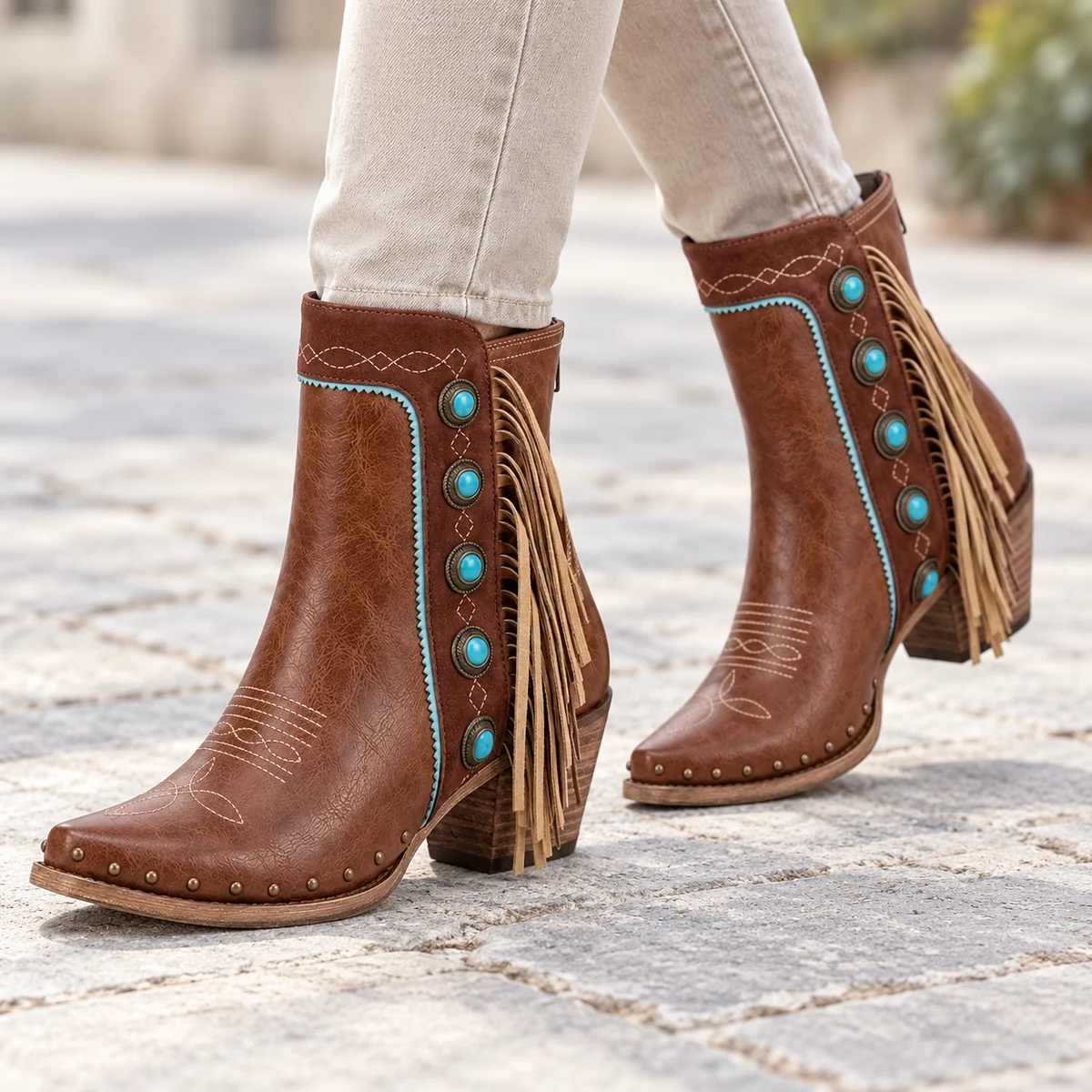 Détails des franges et ornements turquoise sur bottines cowboy femme marron