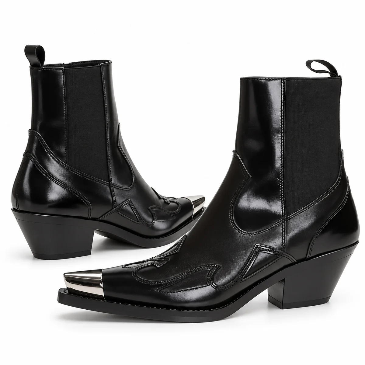 Vue rapprochée des bottines cowboy femme avec bout en métal brillant