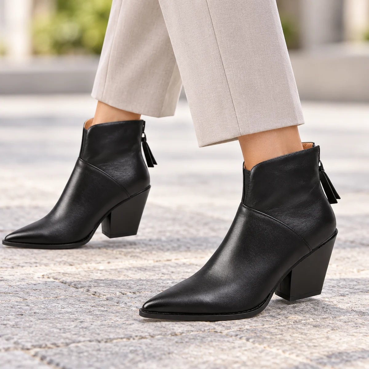 Vue de face des bottines cowboy pour femme en noir avec talon élevé