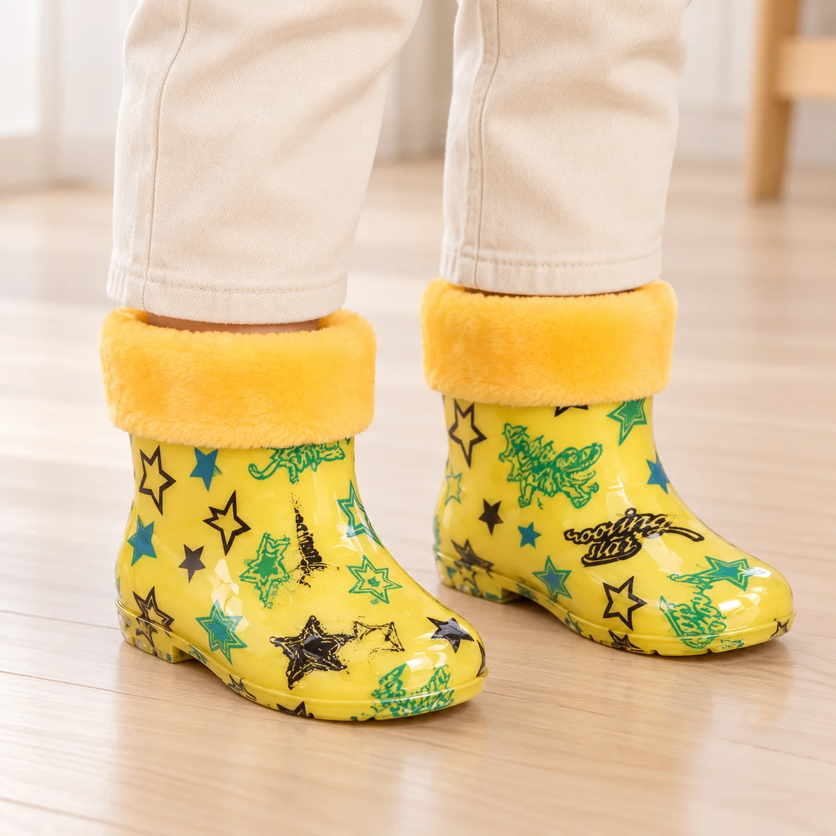 bottines de pluie enfant jaunes a etoi 44397 13a porte