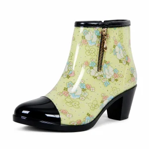 Bottines de pluie femme fleuries à talon carré et zip en gros plan