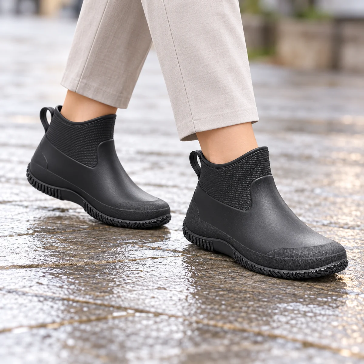 Détail du col texturé des bottines de pluie pour femme en noir