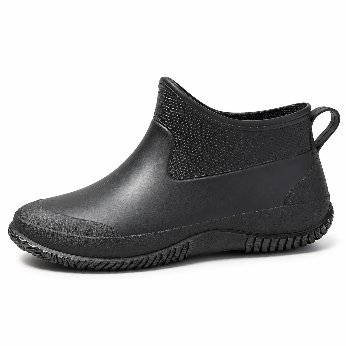 Femme portant des bottines de pluie noires à col texturé pour protection contre la pluie