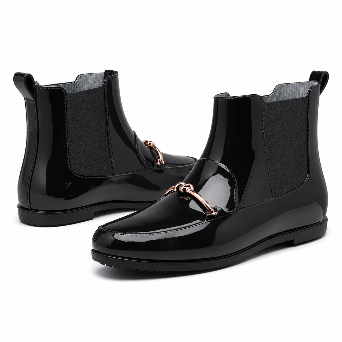 Vue rapprochée des bottines de pluie noires à ornement métallique pour femme