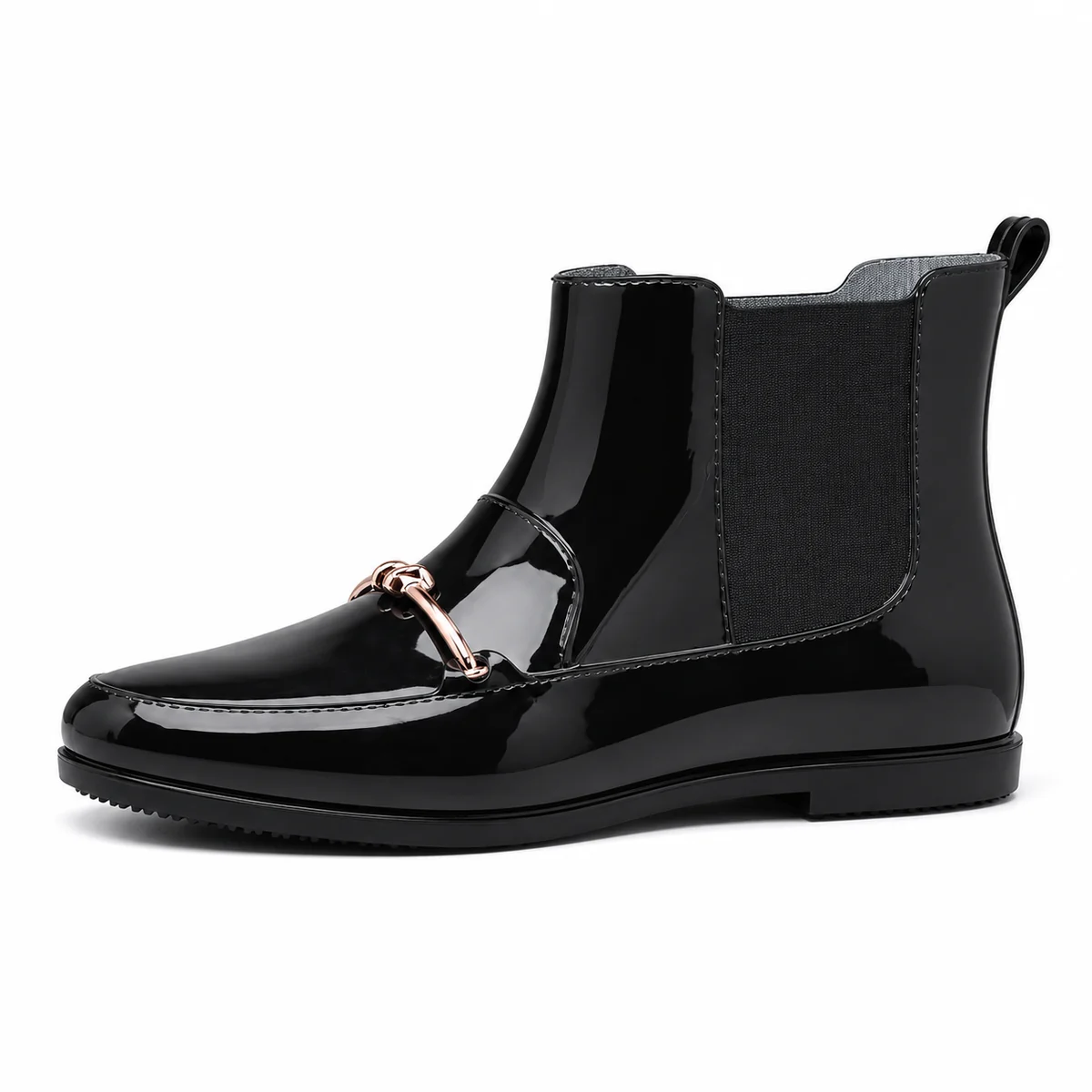 Femme portant des bottines de pluie noires à ornement métallique sophistiquées