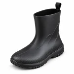 Bottines de pluie noires pour femme avec semelle épaisse sur fond blanc