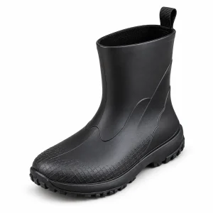 Bottines de pluie noires pour femme avec semelle épaisse sur fond blanc