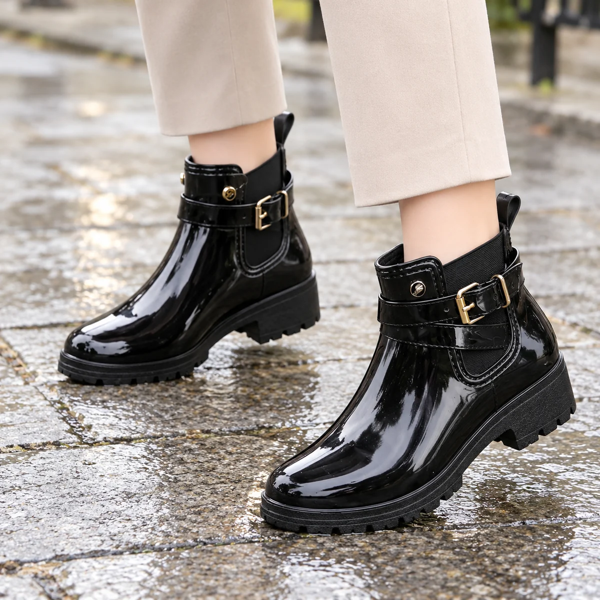Vue de face de bottines de pluie noires à bride et finition brillante