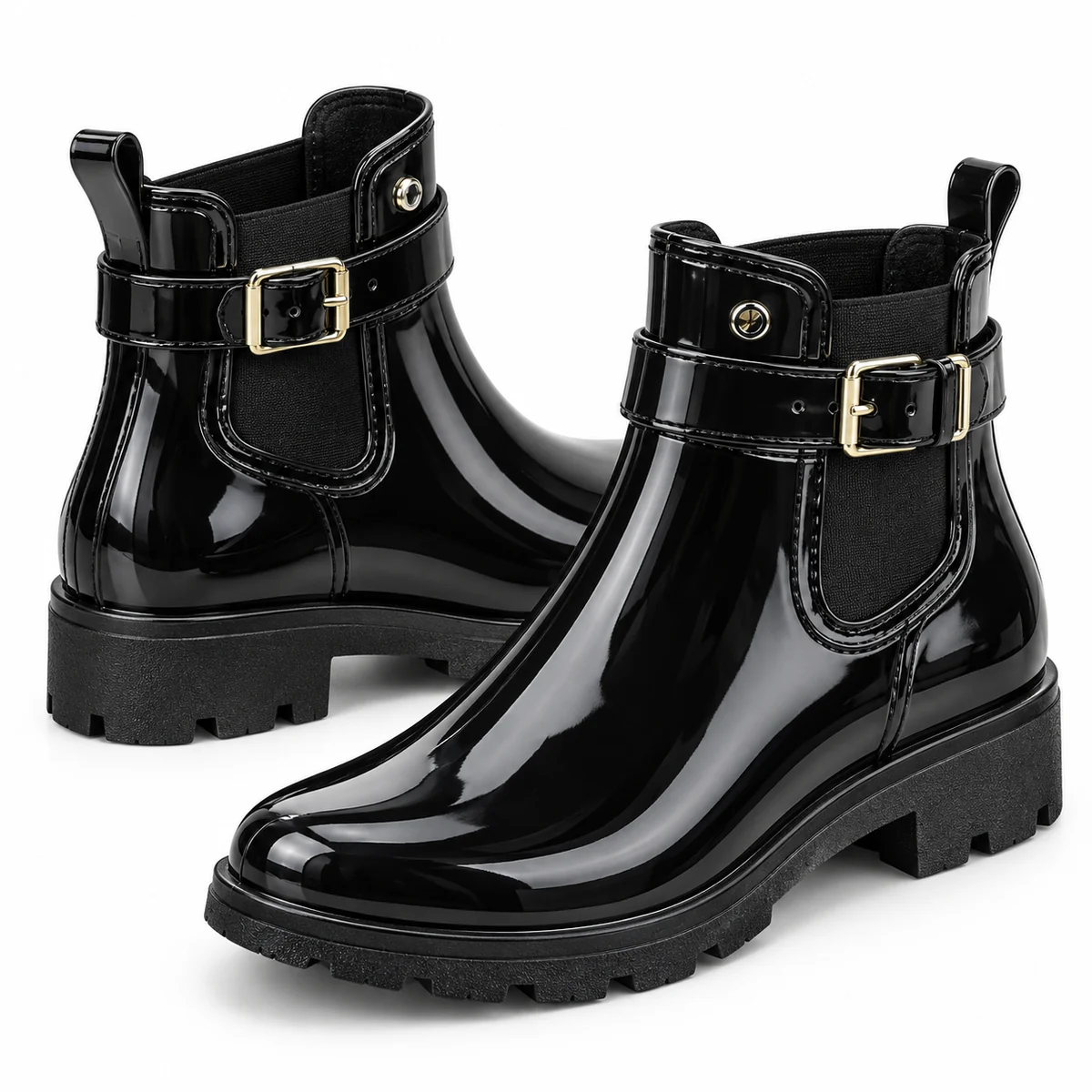 Femme portant des bottines de pluie noires brillantes avec bride