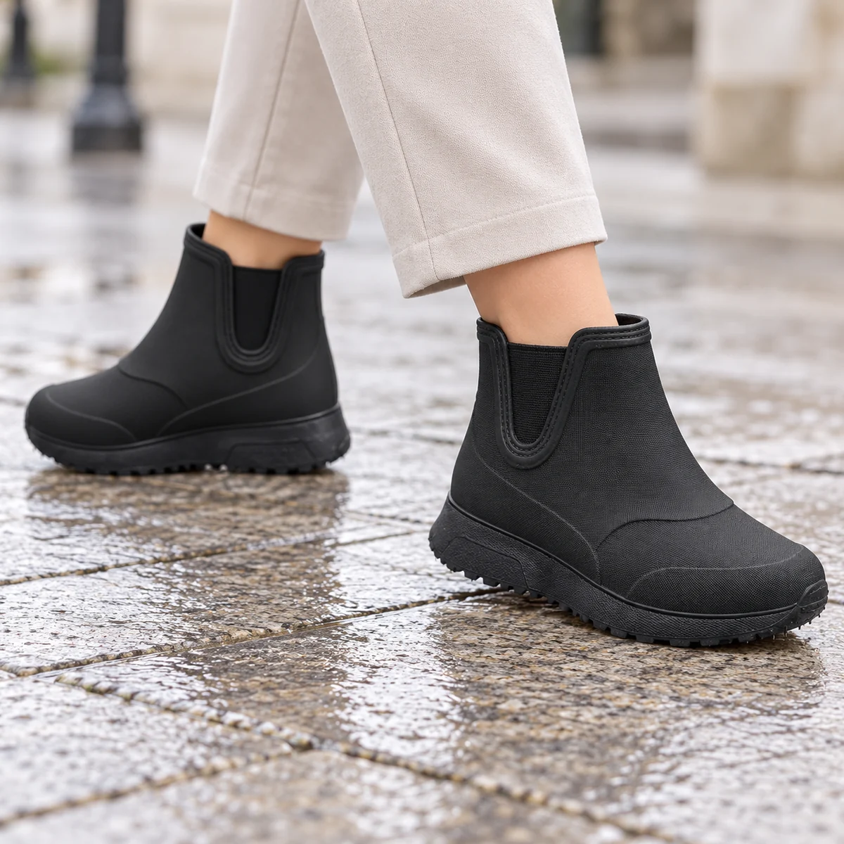 Bottines imperméables pour femme avec fourrure intérieure et design élégant noir