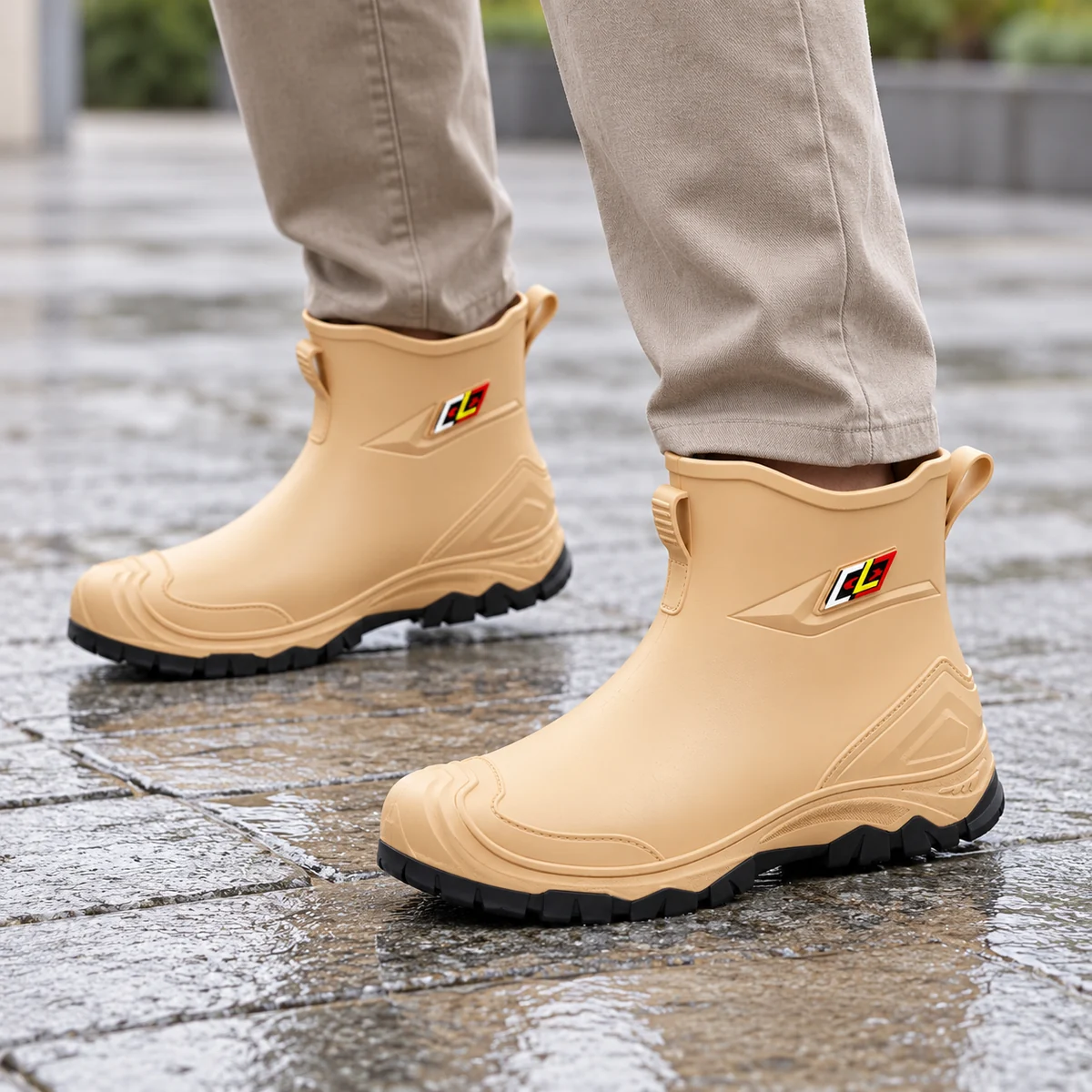 Homme portant des bottines de pluie jaunes à semelle noire dans la rue