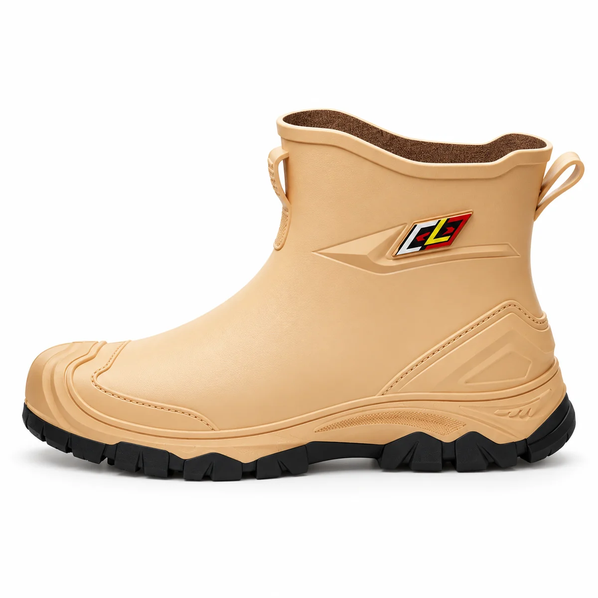 Gros plan sur des bottines de pluie jaunes pour homme avec semelle noire