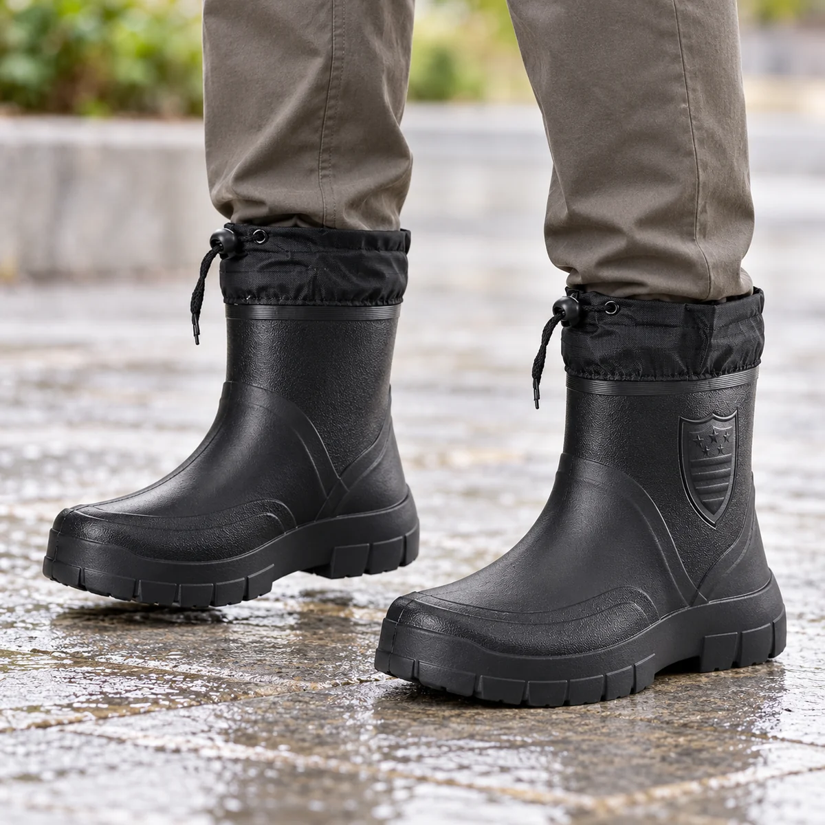 Détail des bottines de pluie noires pour homme avec col textile ajustable