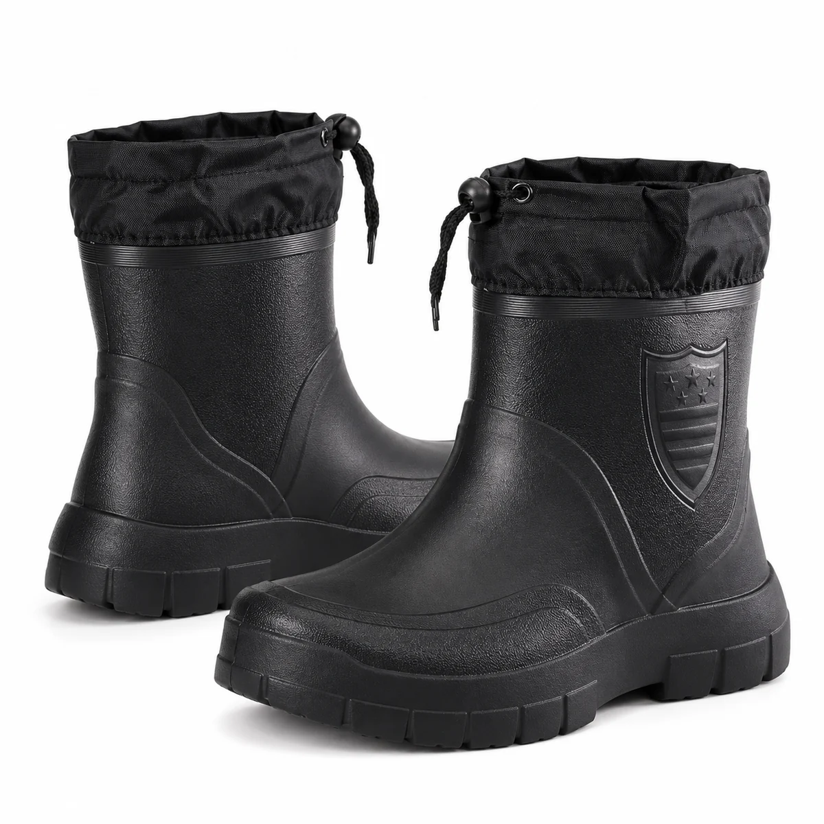 Personne portant des bottines de pluie noires pour homme avec col ajustable