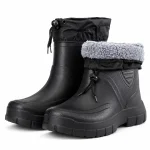 Bottines de pluie homme noires à revers et cordon en gros plan