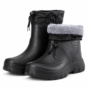 Bottines de pluie homme noires à revers et cordon en gros plan