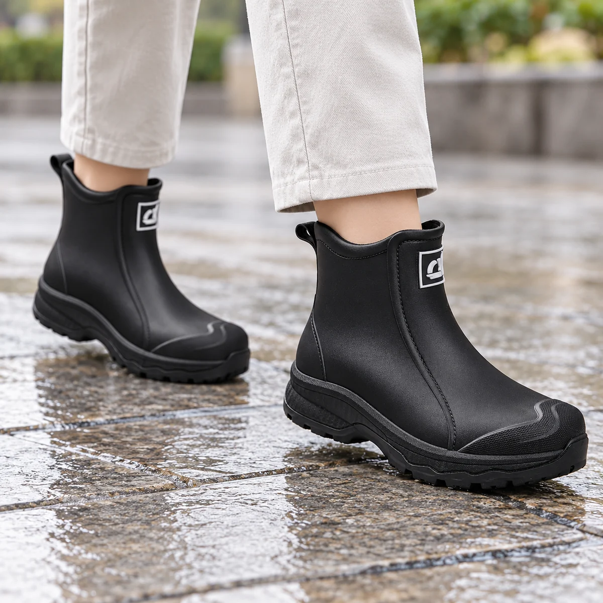 Close-up de bottines de pluie noires avec coutures en relief pour un style pratique et étanche