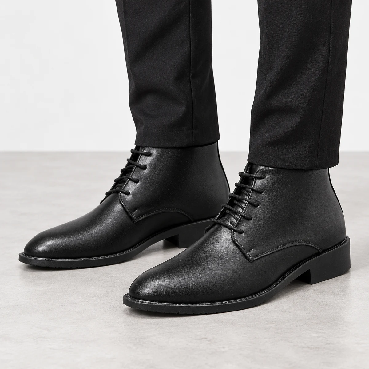 Close-up des bottines homme noires élégantes à lacets avec finition soignée