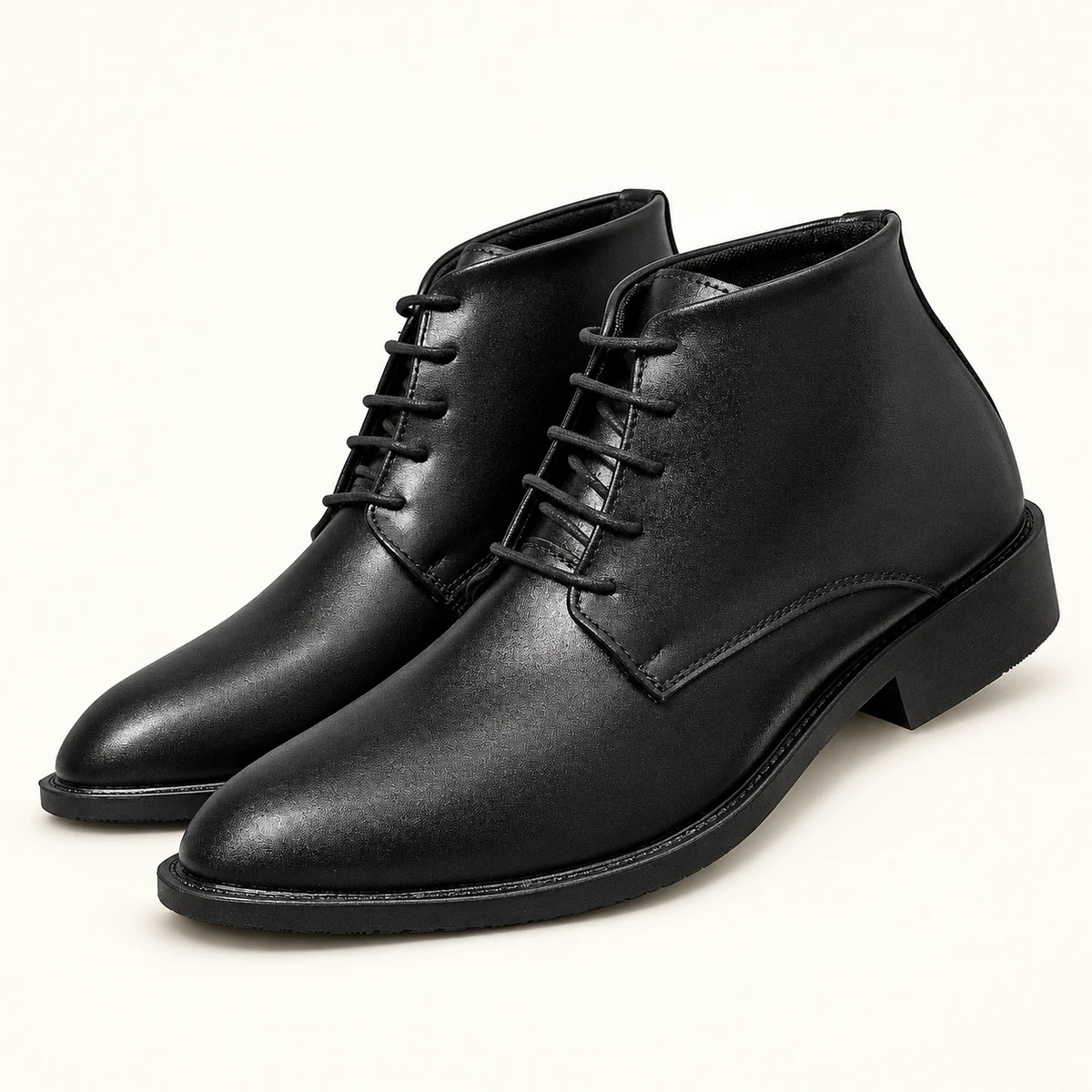 Détail des bottines noires pour homme avec lacets et bout pointu, parfaites pour occasion formelle