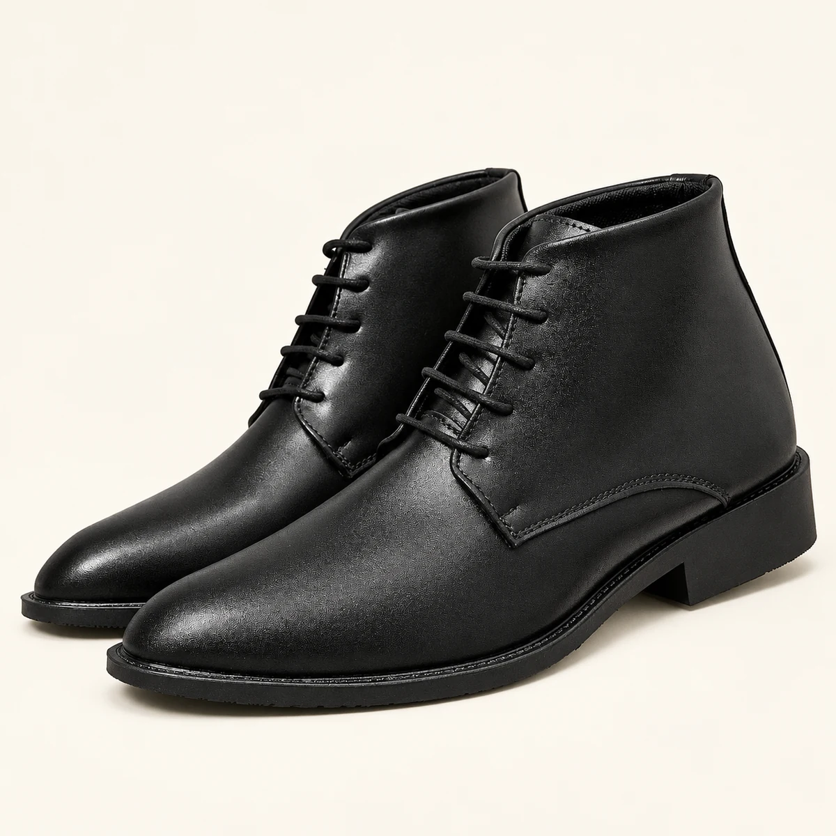 Homme portant des bottines de ville noires à lacets et bout pointu pour un style sophistiqué