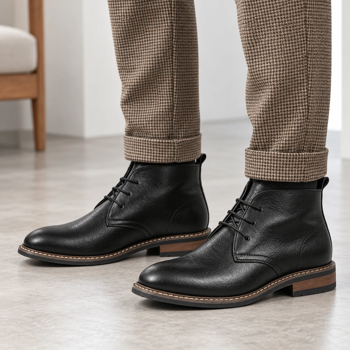 Close-up des bottines desert masculines en cuir noir avec lacets