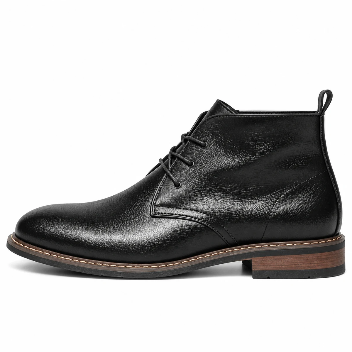 Homme portant des bottines desert noires avec talon plat pour un look décontracté