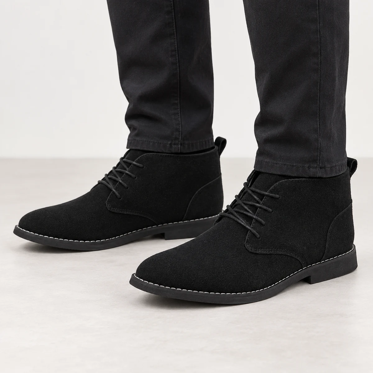 Paire de bottines desert en suédine noire pour homme