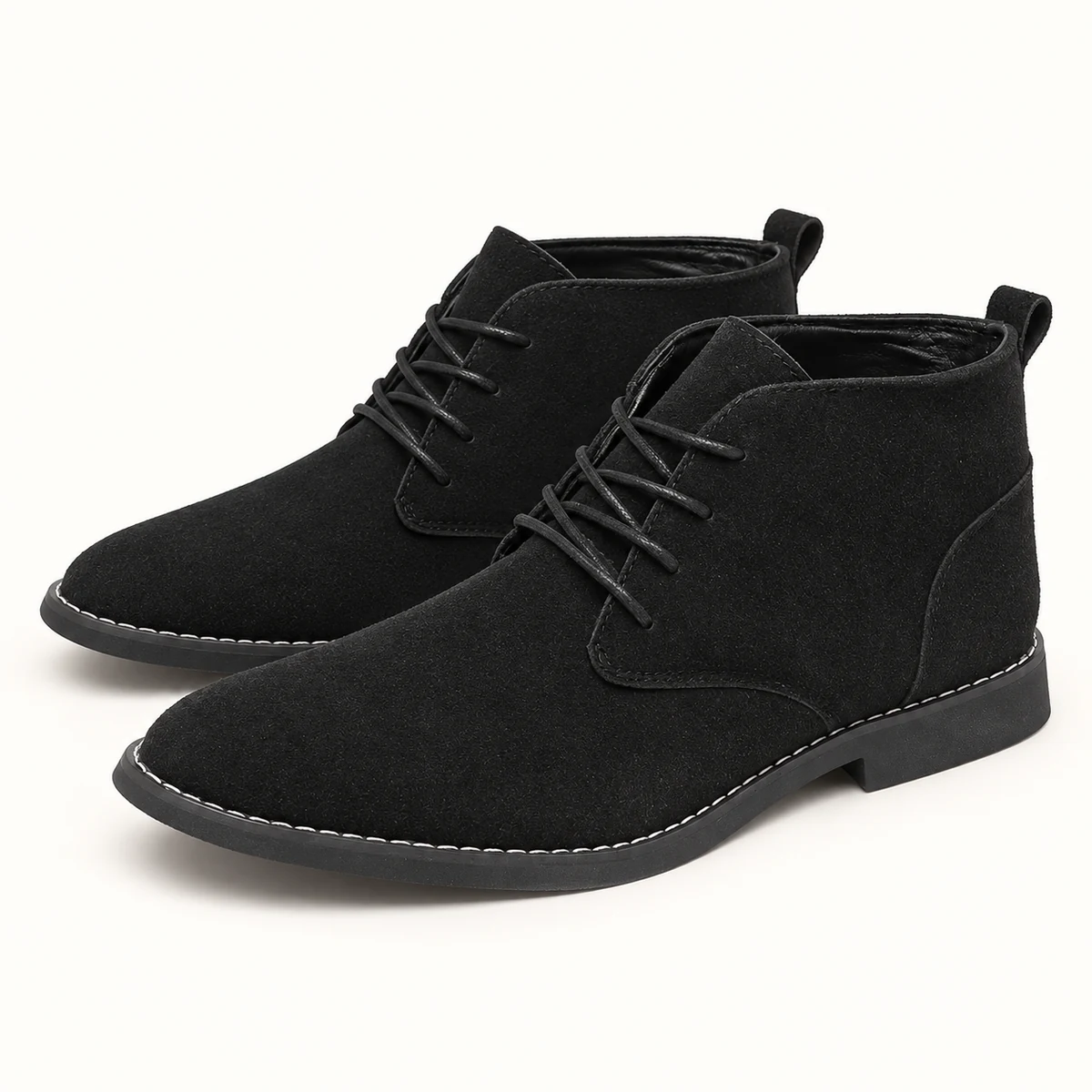 Bottines desert homme noires en suédine portées avec un jean