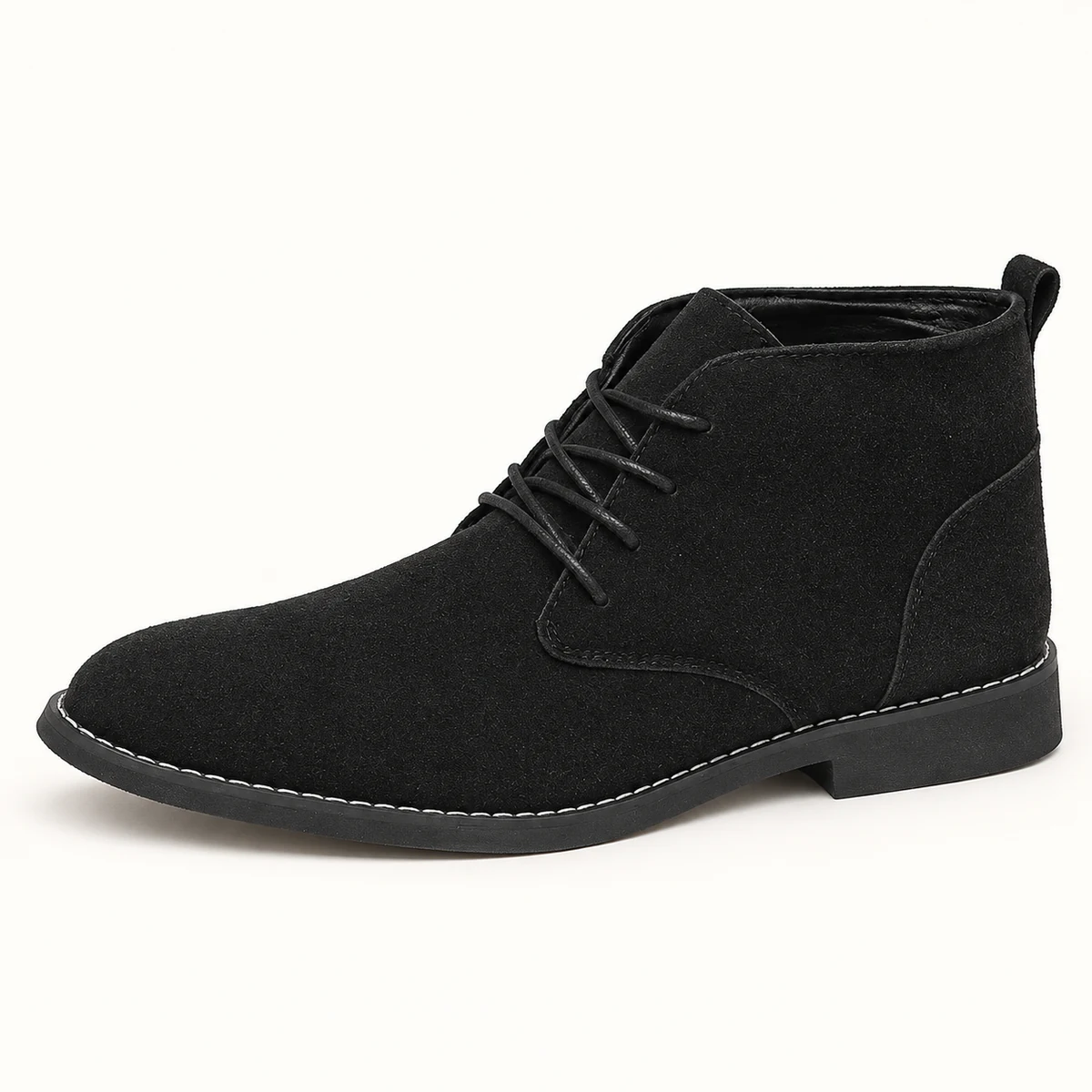 Détail sur la texture en suédine des bottines desert noires homme