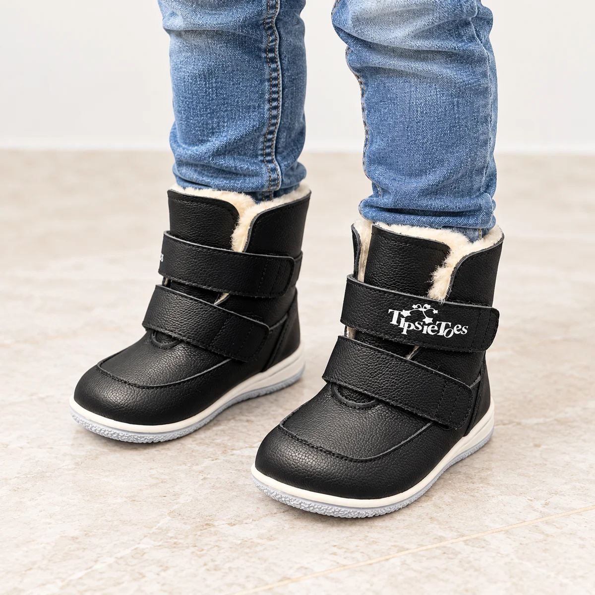 Close-up de Bottines barefoot pour enfant en cuir noir et doublure fourrée