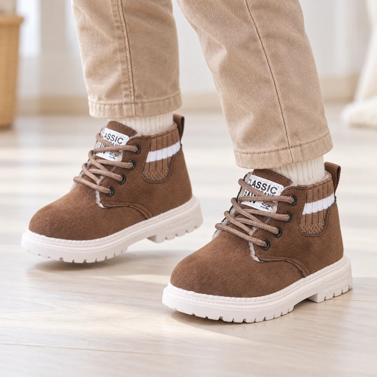 Chaussures enfant marron fourrées à semelle blanche pour garder au chaud