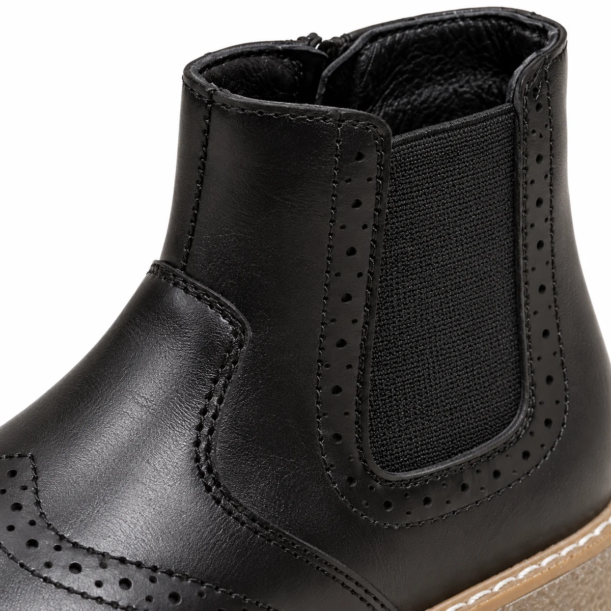 Enfant portant des bottines noires à zip et à motif floral