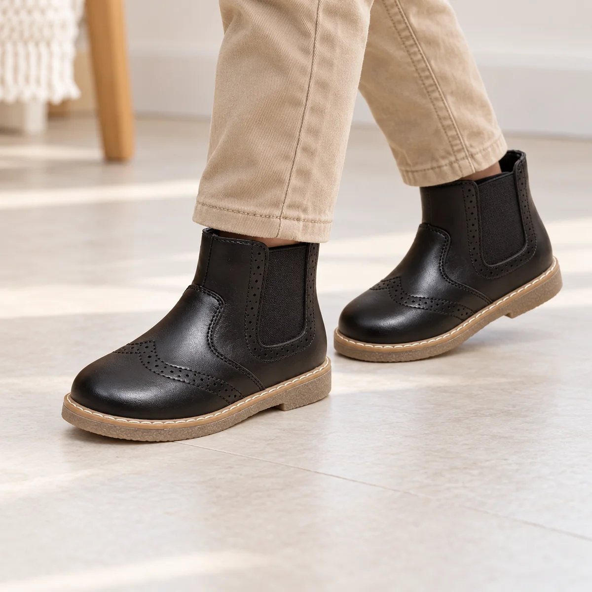 Vue de côté des bottines noires fleuries à fermeture éclair pour enfant