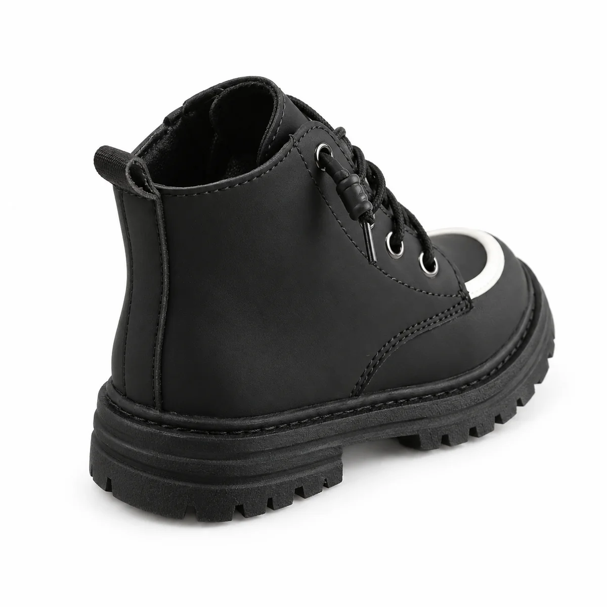 Zoom sur la semelle de bottines enfant noires avec finition contrastée