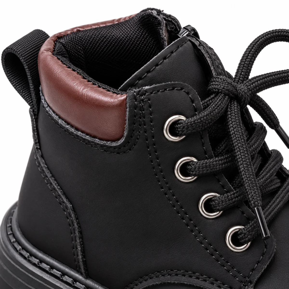 Vue latérale de bottines noires pour enfant avec lacets et coutures clairsemées