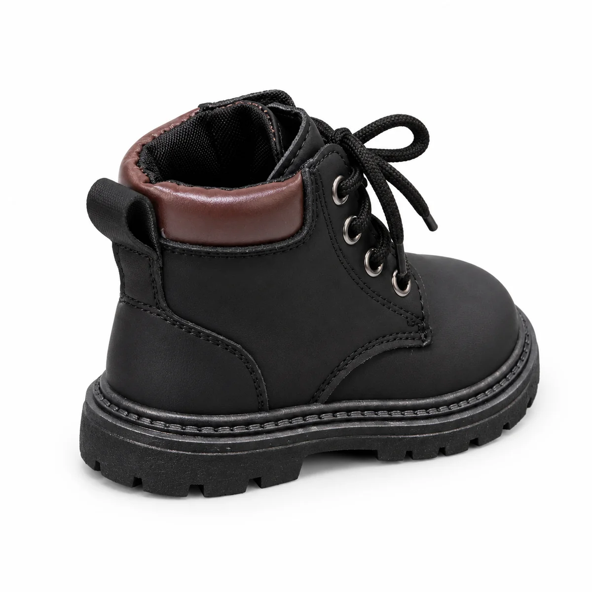 Détails des coutures contrastantes sur des bottines pour enfant noires à lacets