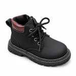 Bottines noires pour enfant à lacets avec coutures claires en gros plan