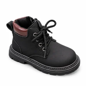 Bottines noires pour enfant à lacets avec coutures claires en gros plan