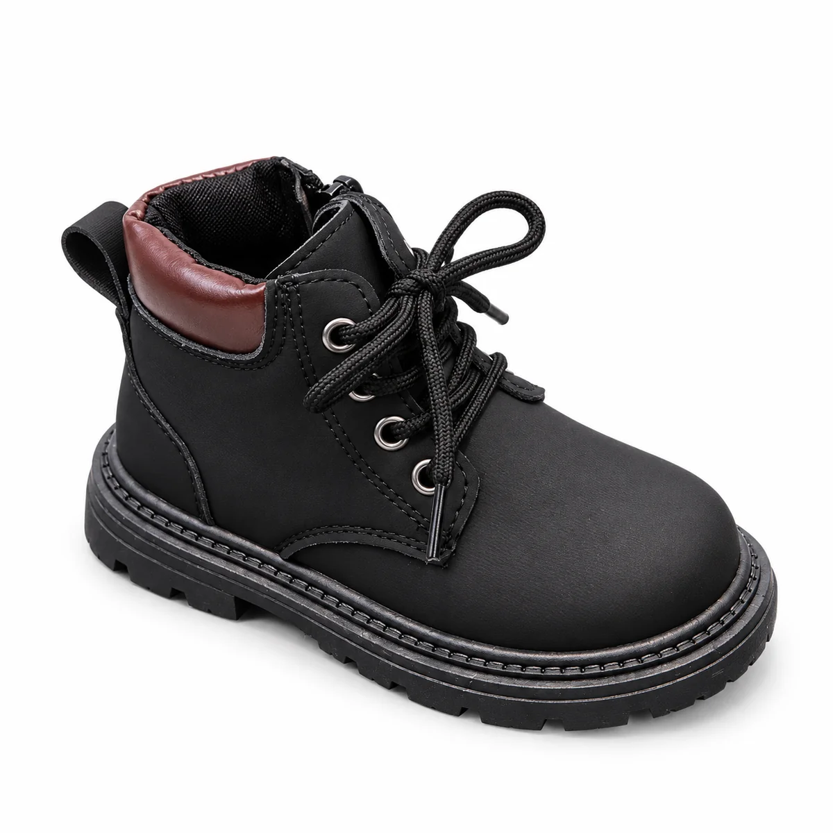 Bottines noires pour enfant à lacets avec coutures claires en gros plan