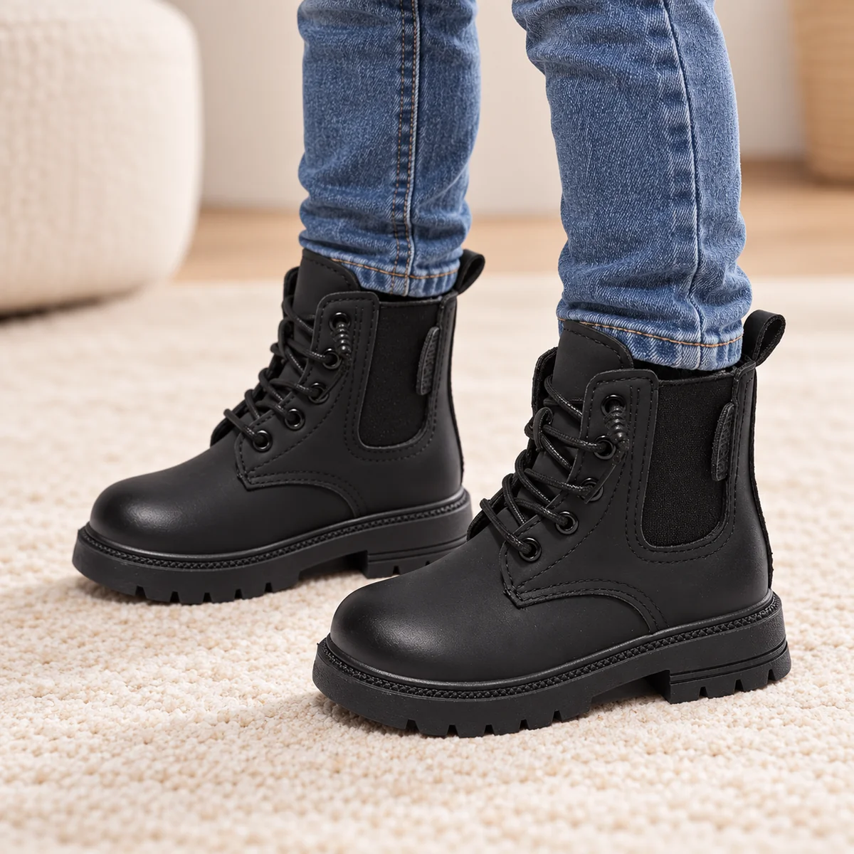 Enfant portant des bottines noires à lacets et empiècement latéral pour école