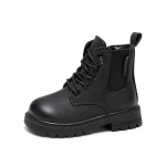 Bottines noires pour enfant avec lacets et empiècement latéral en cuir