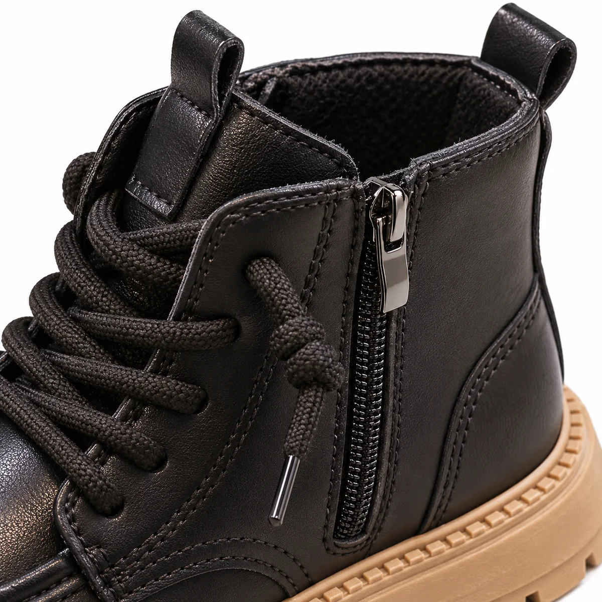 Jeune garçon avec des bottines noires à lacets et semelle contrastée