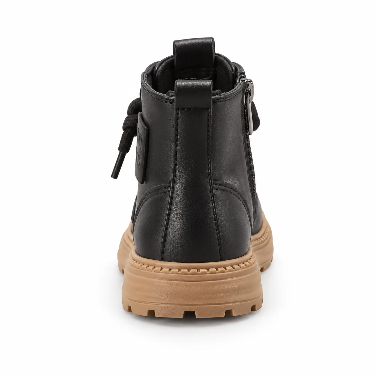 Close-up de bottines enfant noires en cuir avec semelle camel