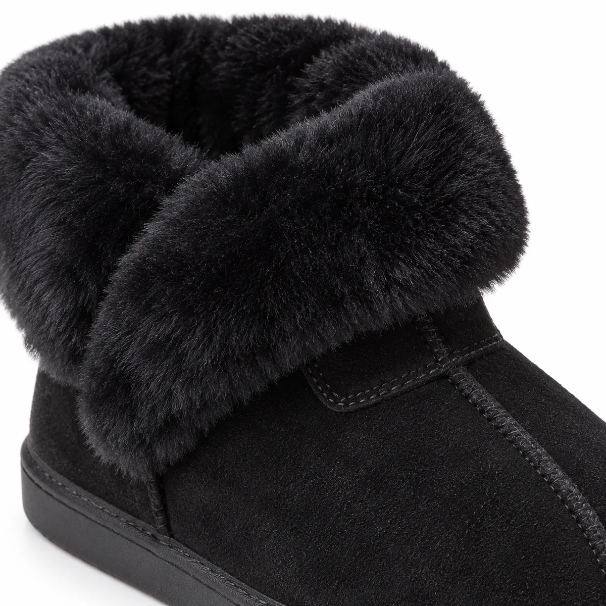 Friche des bottines enfant noires à larges revers pelucheux et semelle robuste