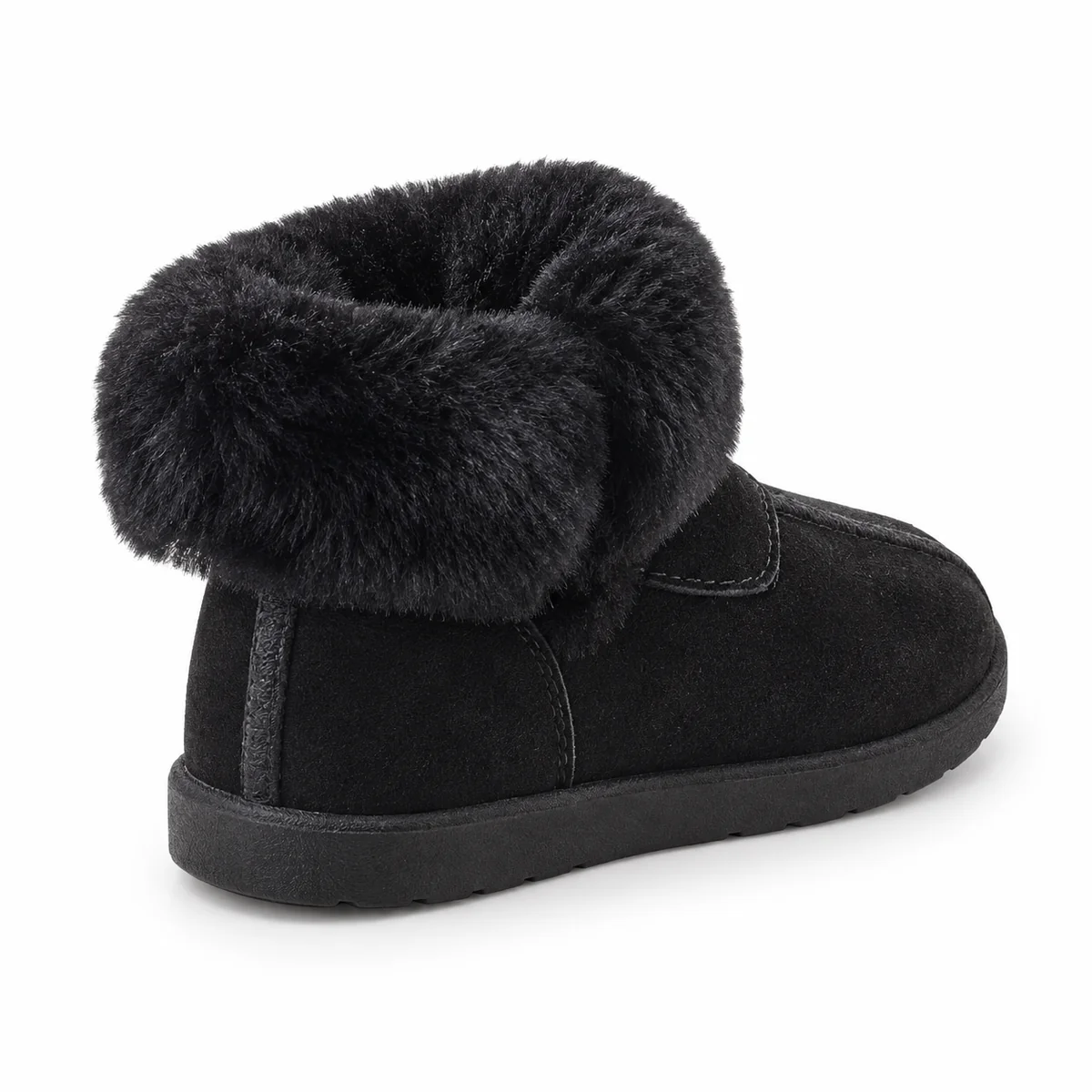Enfant portant des bottines noires à revers pelucheux pour l'hiver