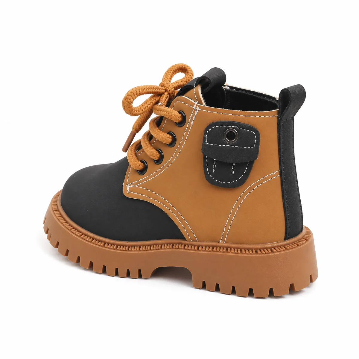Vue rapprochée des bottines noires et camel à lacets pour enfant moderne
