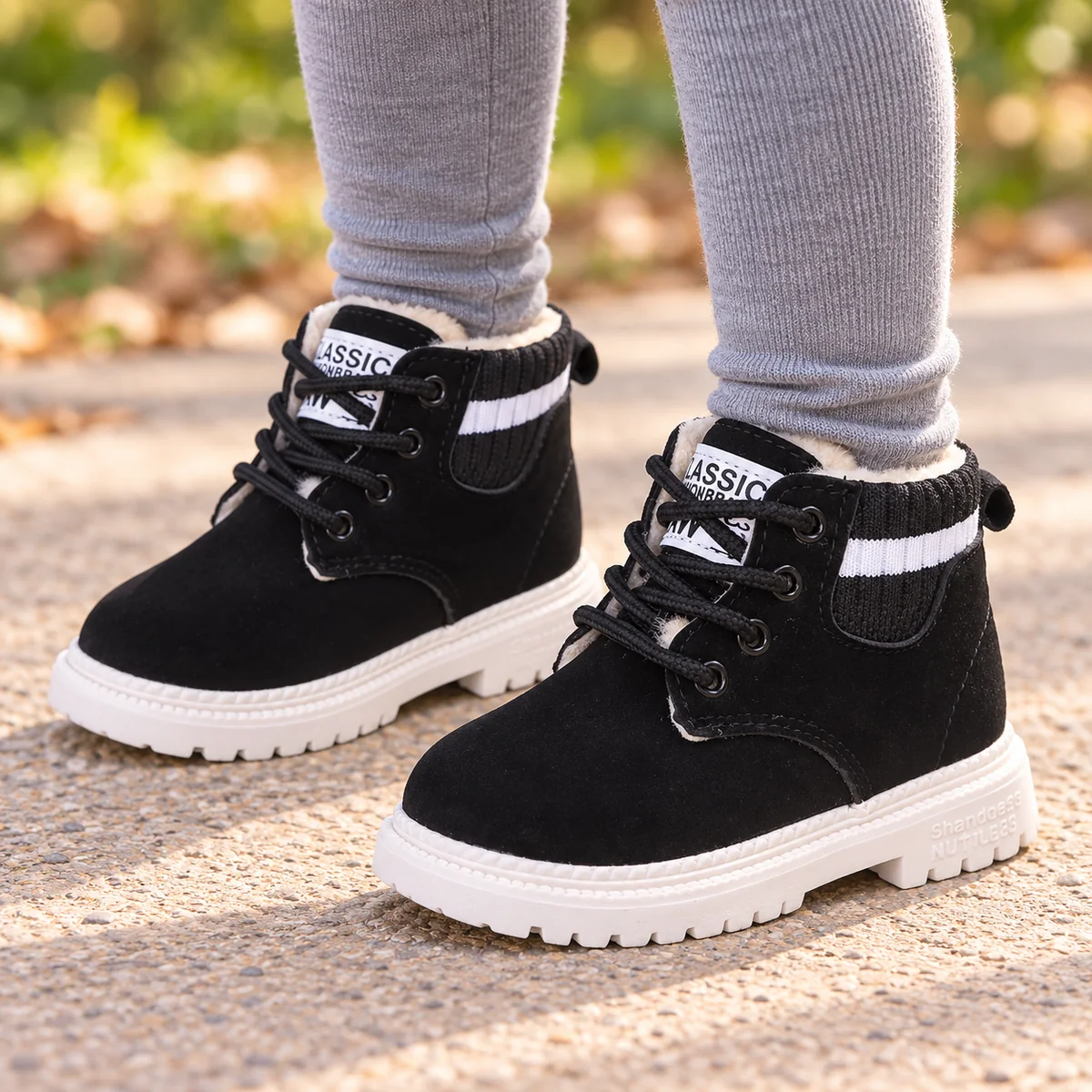 bottines enfant noires fourrees a lace 44550 10a porte